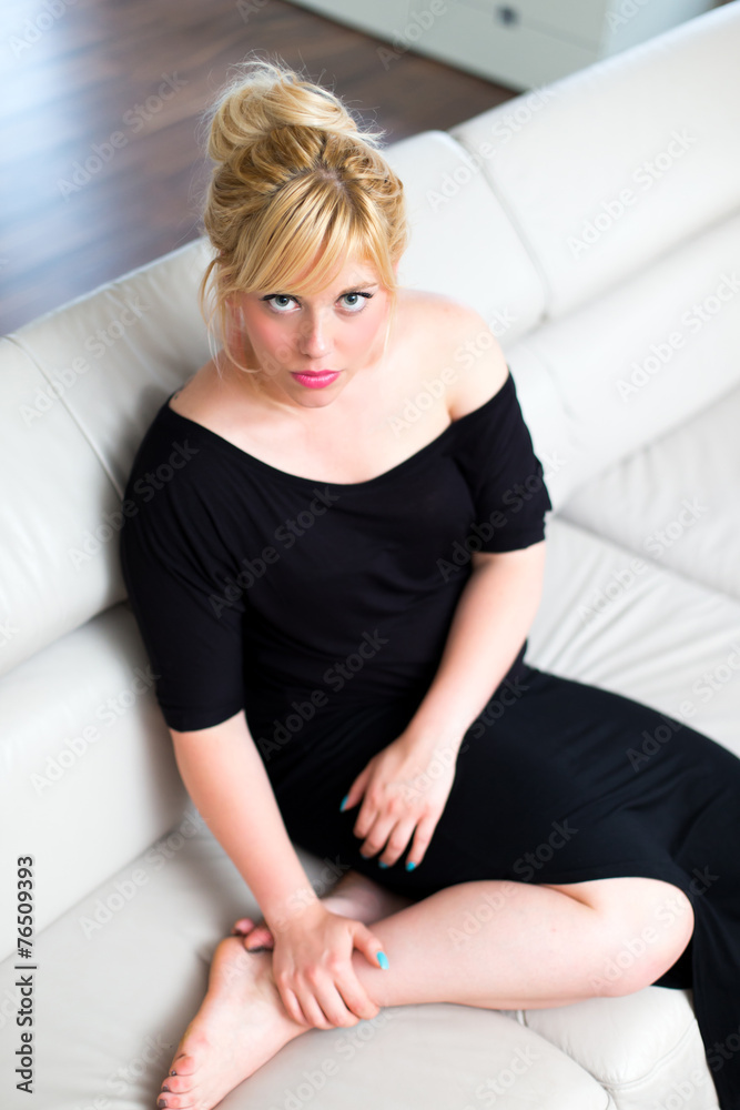 Blonde Frau im Wohnzimmer Blonde Frau im Wohnzimmer