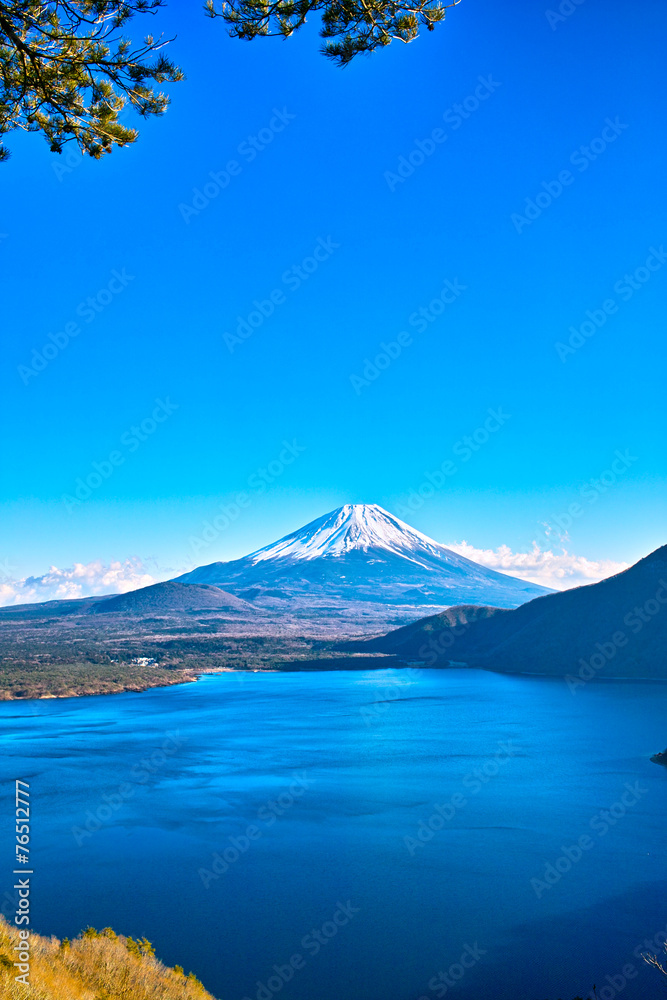 千円札の富士山と本栖湖の風景
