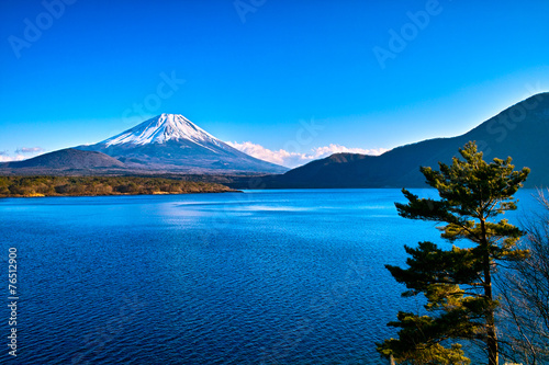富士山と本栖湖 © 7maru
