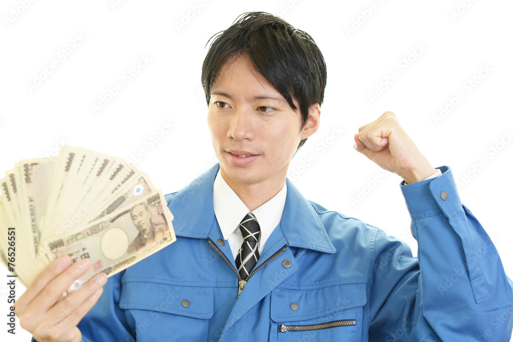 お金を持つ作業員