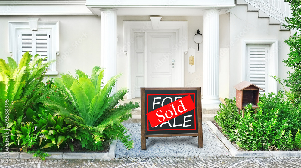 Fototapeta premium Sold home for sale Real estate sign in front of new house