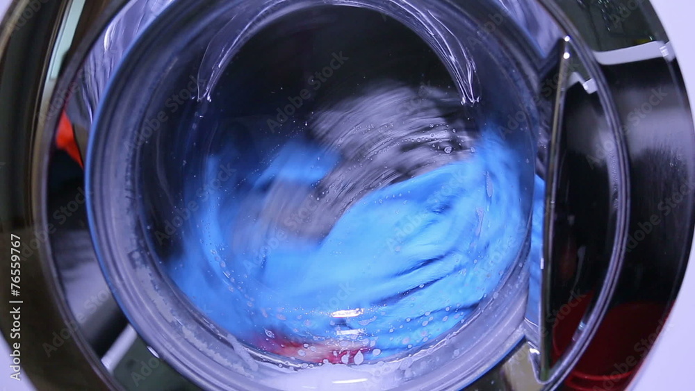 Washing machine washes bedding and clothing Washing machine washes bedding and clothing