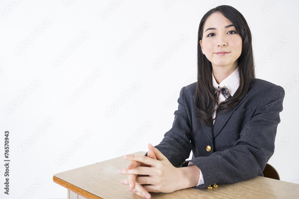 机に座る女子学生