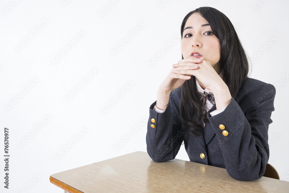 机に座る女子学生 机に座る女子学生