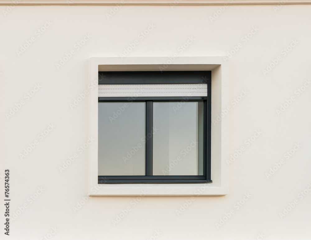 Schwarzes PVC Fenster mit weißem Rollladen