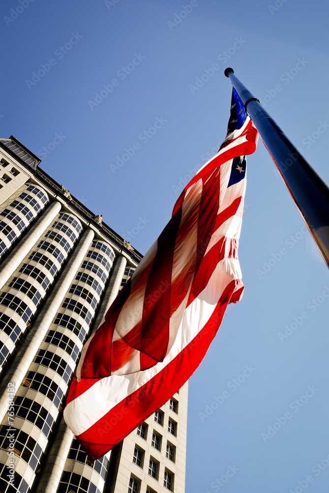 bandera de Estados Unidos en el distrito financiero de San Francisco