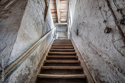 Wooden stairs in an abandoned house © Mariusz Niedzwiedzki