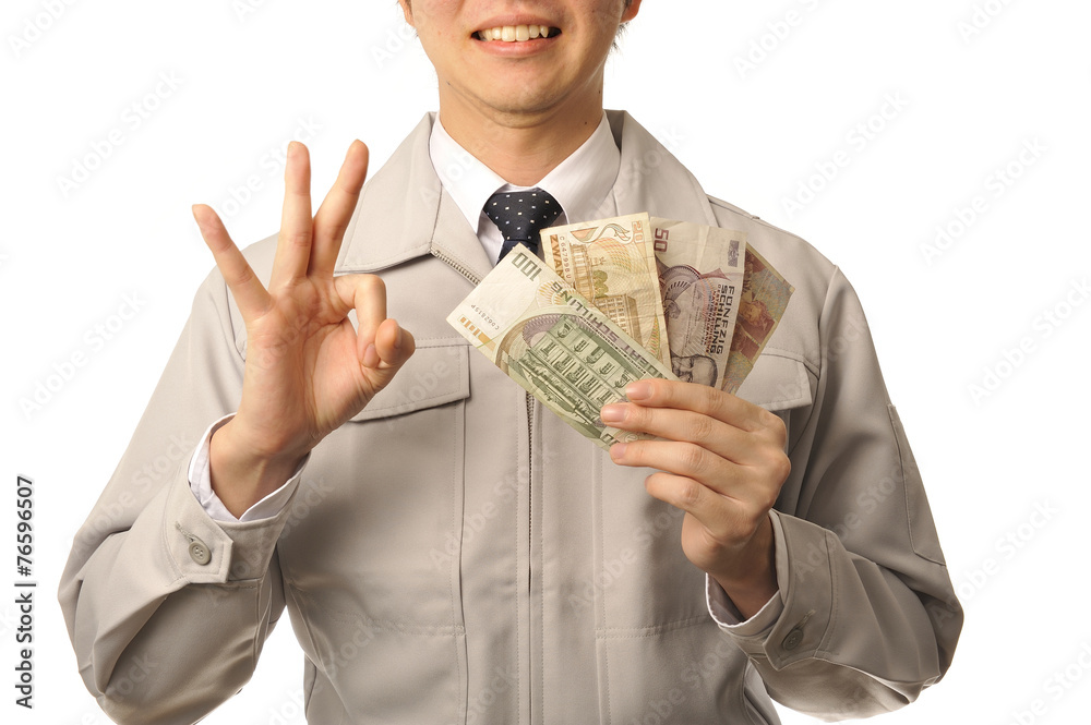 札束を持っている作業服の男性