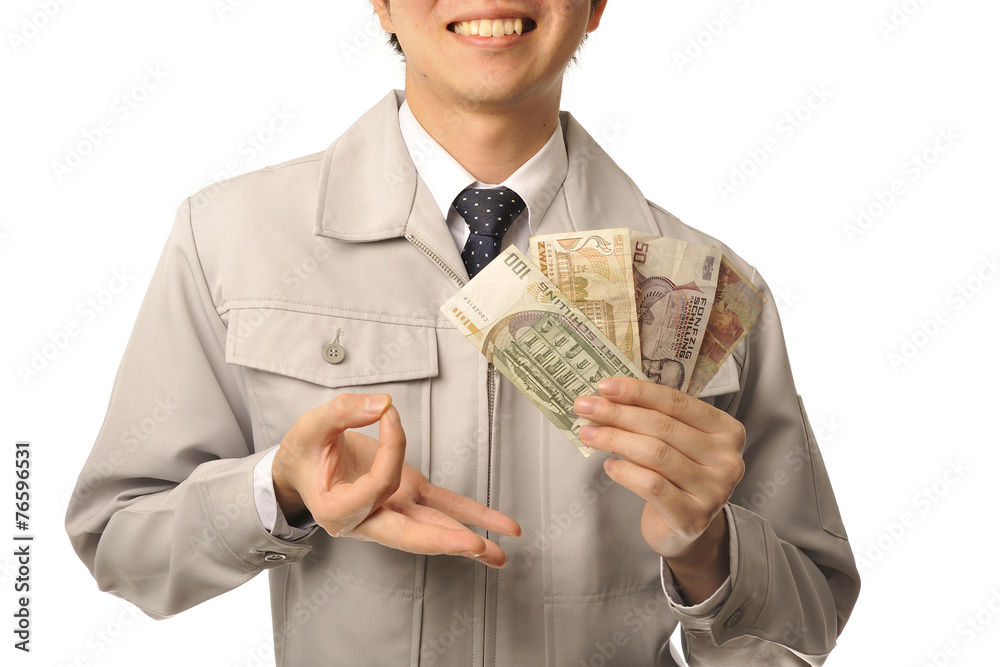 札束を持っている作業服の男性