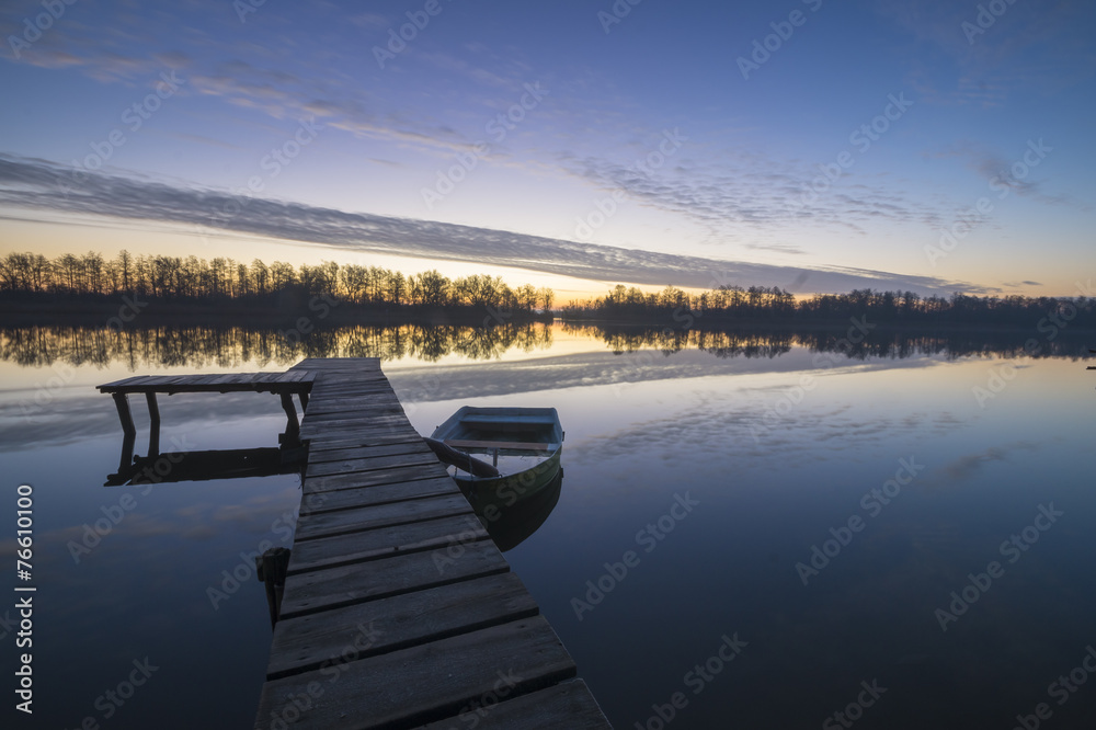 Naklejka premium Przystań rzeczna w zimowej scenerii