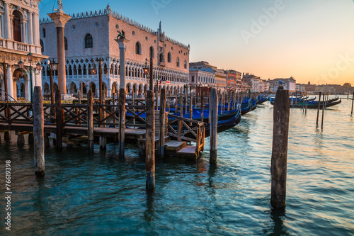 Blue water in a canal in Venice © shaiith