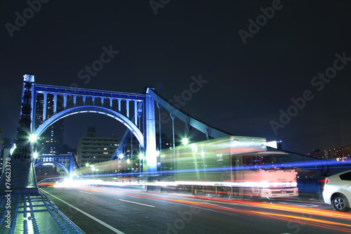 夜の清洲橋を走行する貨物トラック