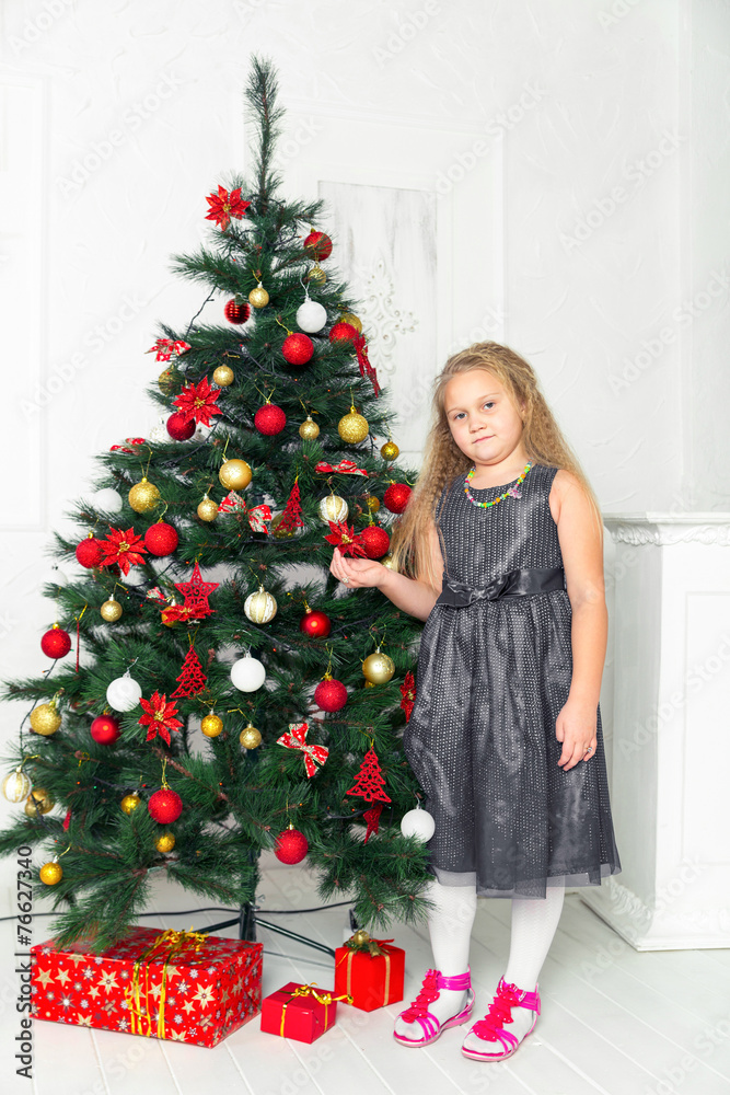 Little girl in a gray dress, standing next to tree novgodney, Little girl in a gray dress, standing next to tree novgodney,