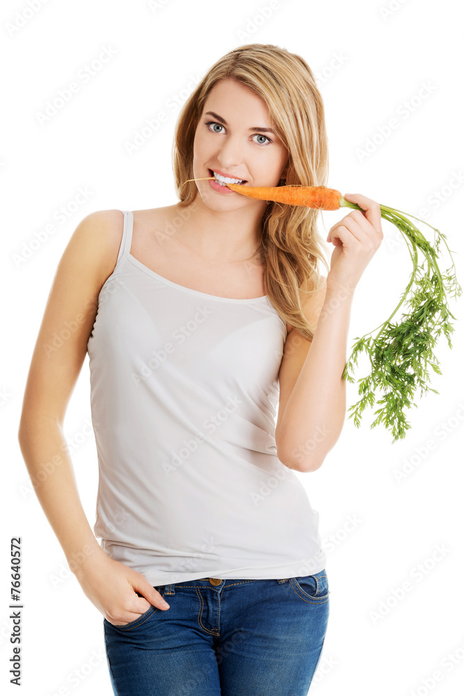 Young woman with the carrots
