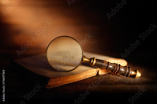 libro antico con lente