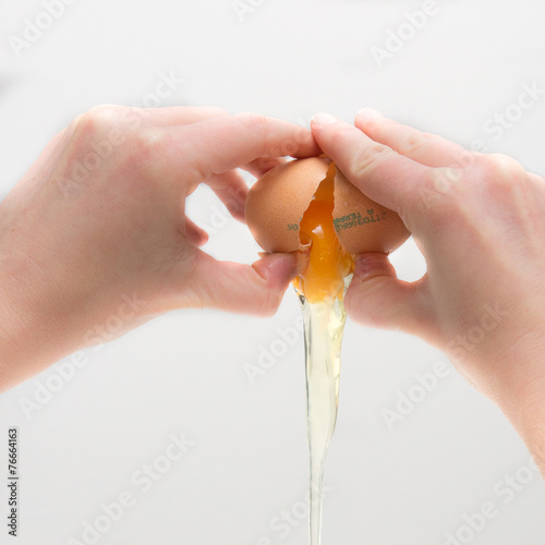 Foto Breaking an egg