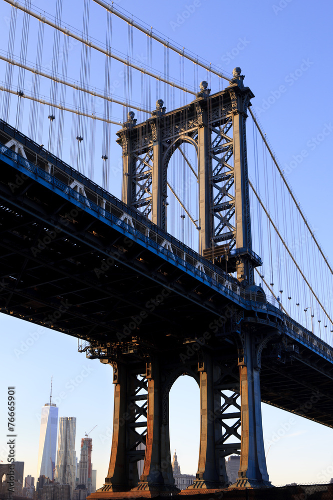 Naklejka premium Most na Manhattanie