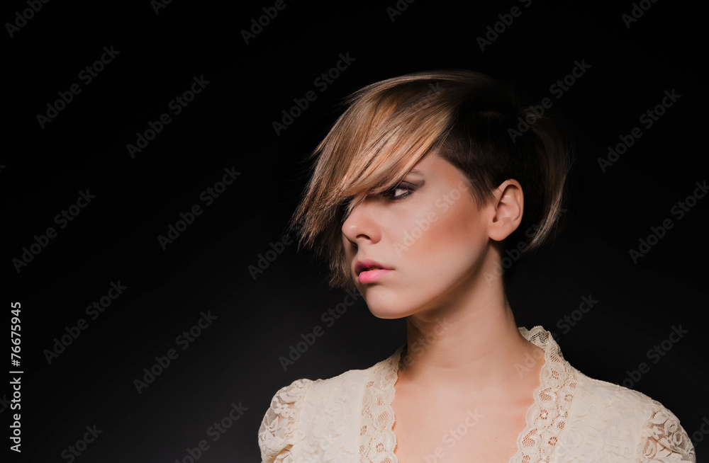 Fototapeta Blondynka z krótką stylową fryzurą na ciemnym tle
