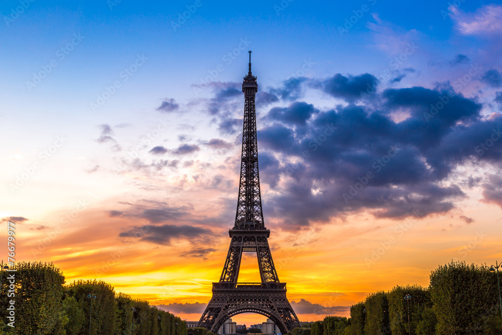 Naklejka premium Eiffel Tower at sunset in Paris