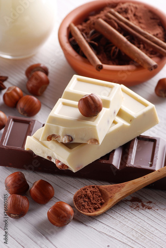 cioccolato alla nocciola con ingredienti intorno photo