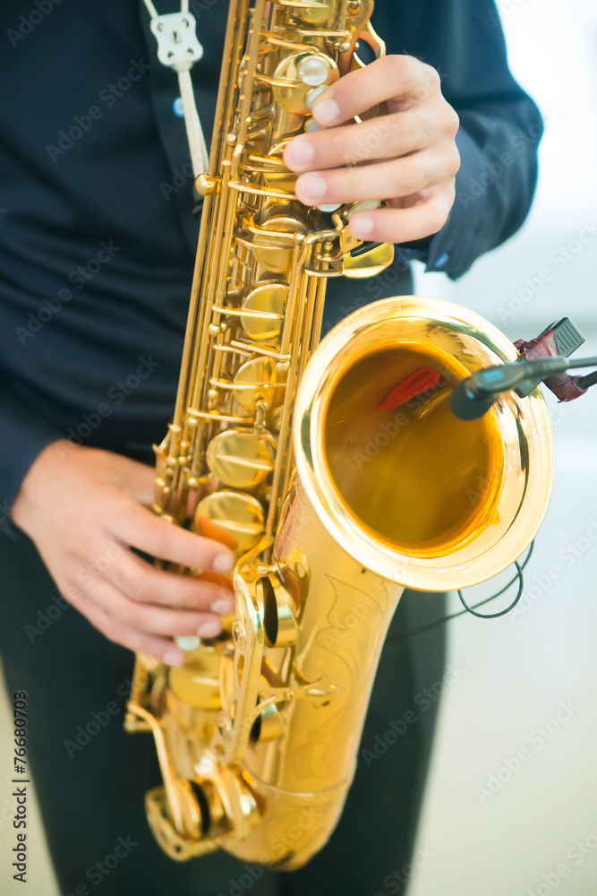 Obraz premium man playing jazz saxophone closeup