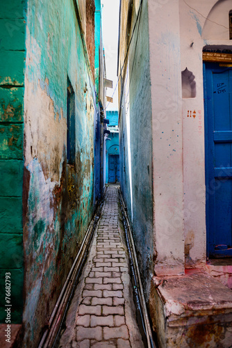 Very narrow alley in an Indian town © Mivr