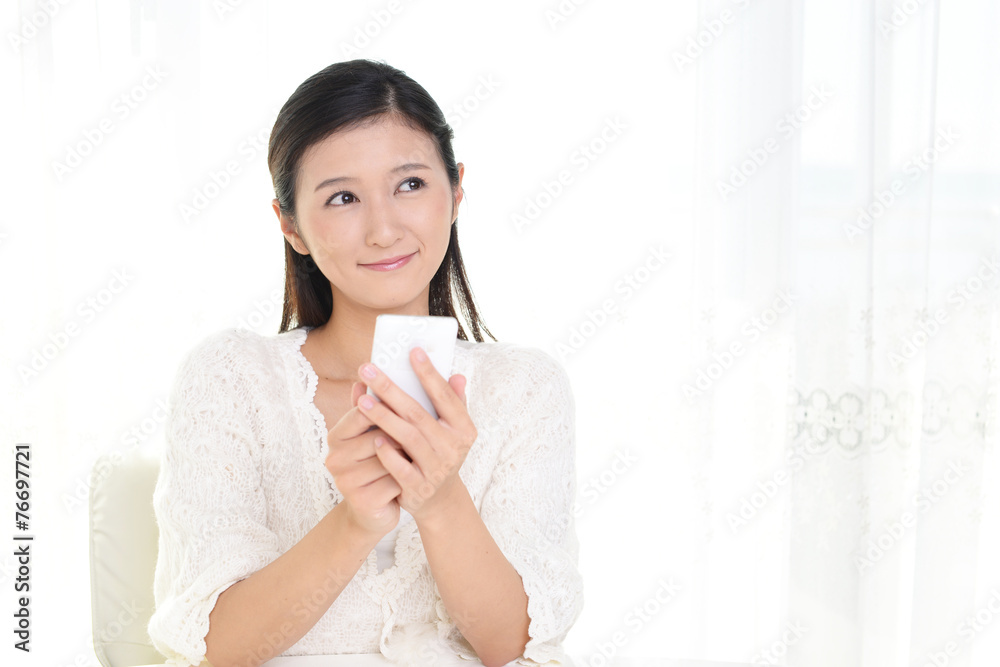スマートフォンを持つ女性 スマートフォンを持つ女性