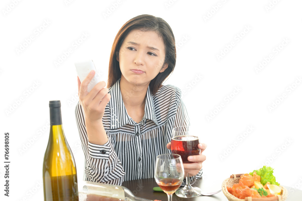 お酒を飲みすぎた女性 お酒を飲みすぎた女性