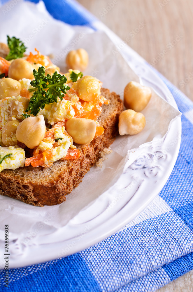 Sandwich with carrots, cheese and chickpeas Sandwich with carrots, cheese and chickpeas