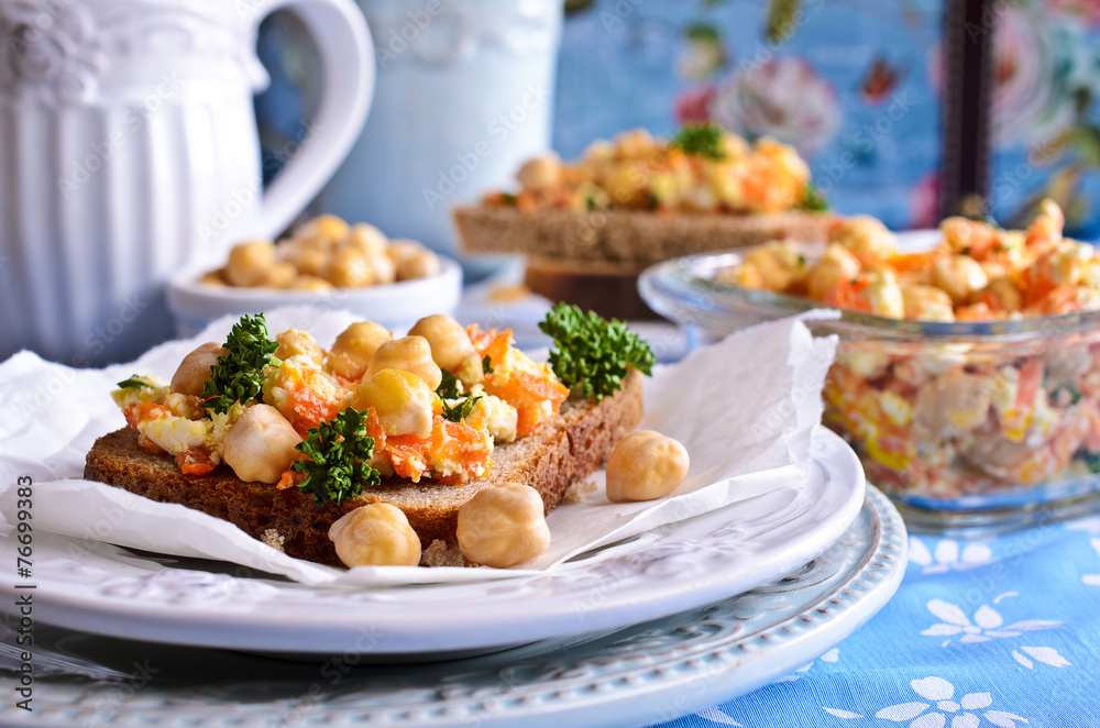 Sandwich with carrots, cheese and chickpeas