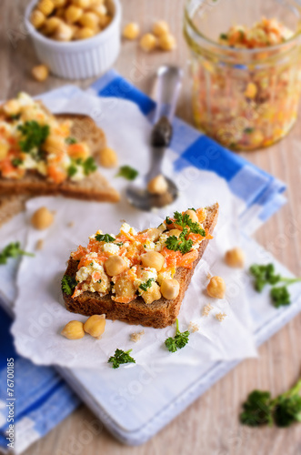 Sandwich with carrots, cheese and chickpeas