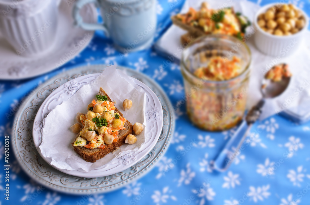 Sandwich with carrots, cheese and chickpeas