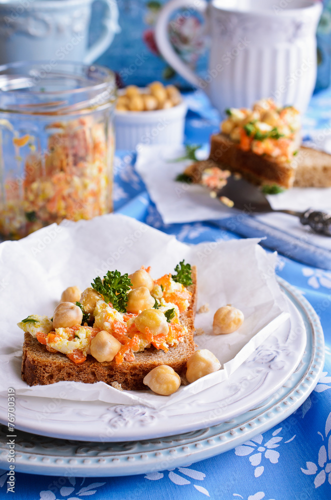 Sandwich with carrots, cheese and chickpeas