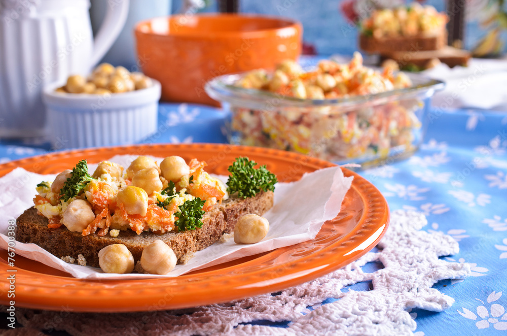 Sandwich with carrots, cheese and chickpeas Sandwich with carrots, cheese and chickpeas
