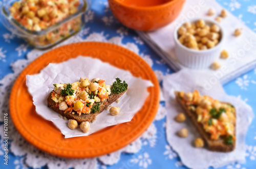 Sandwich with carrots, cheese and chickpeas