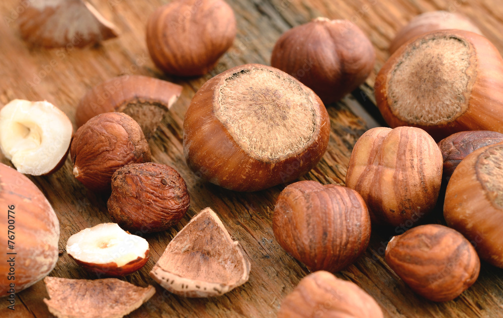 Hazelnut / Haselnuss - Nuts / Nüsse - On Wood / Auf Holz Hazelnut / Haselnuss - Nuts / Nüsse - On Wood / Auf Holz