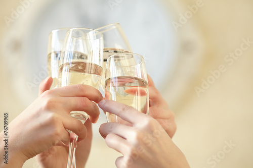 Obraz na plátně Sklenky šampaňského v ženských rukou na večírek