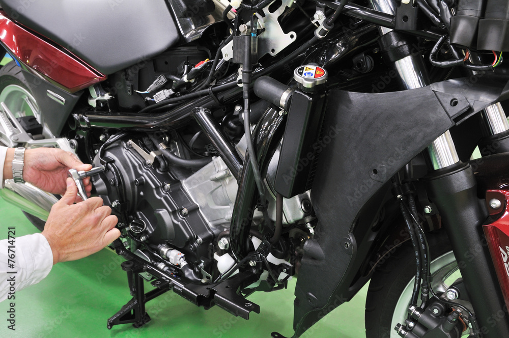 Fototapeta premium バイクのメンテナンス