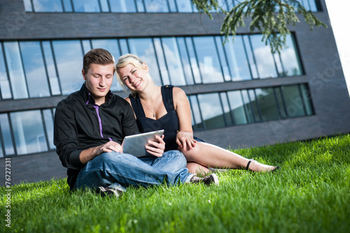 zwei Geschäftsleute besprechen ein Projekt am Tablet Computer photo