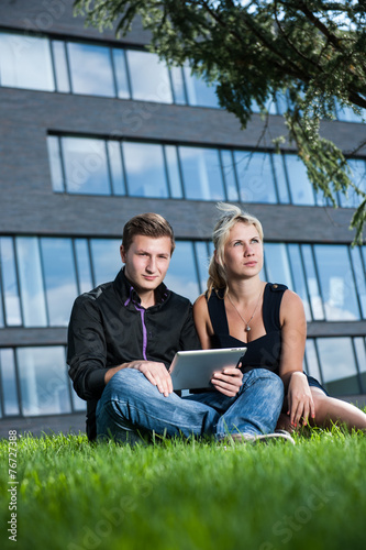 zwei Geschäftsleute besprechen ein Projekt am Tablet Computer