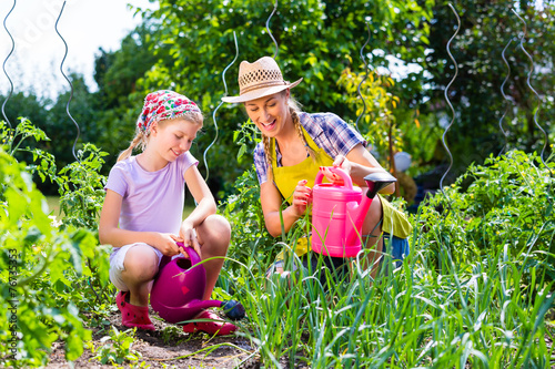 Fotografía Mutter und Tochter im Garten beim Gärtnern