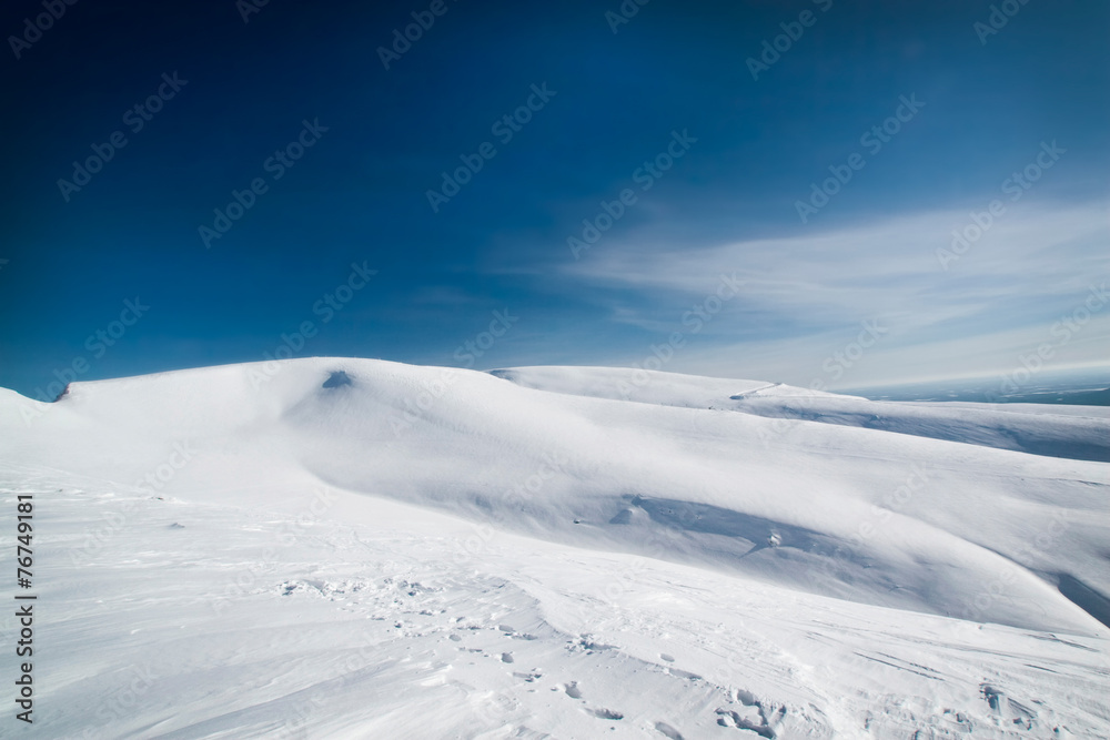 A large snow-covered fields under the sun A large snow-covered fields under the sun