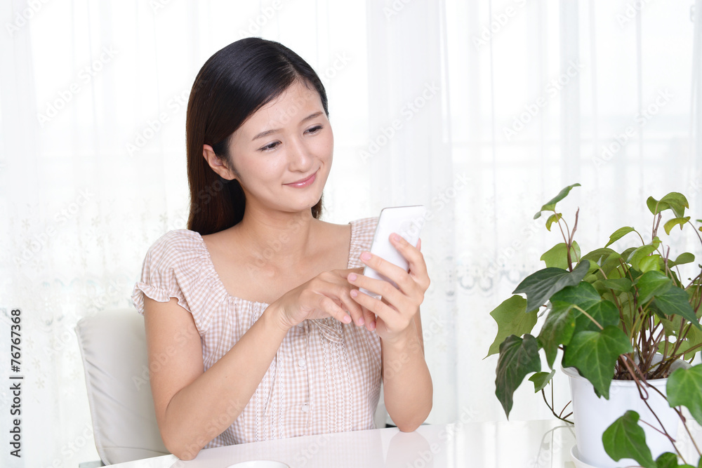 微笑む女性 微笑む女性