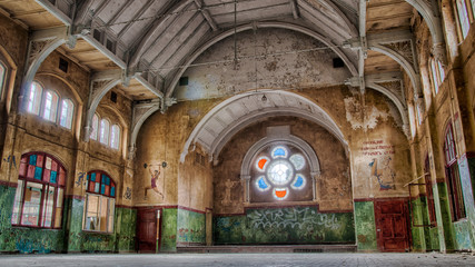 Wandcirkels Oud Ziekenhuis Beelitz Verlaten sporthal mannenkliniek Beelitz  © pavel_pi
