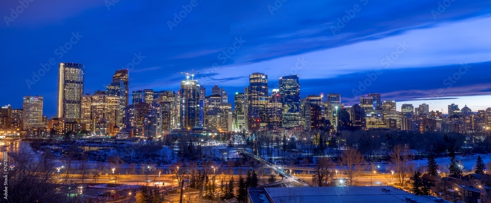 Obraz premium Skyscrapers in the urban core at dusk in Calgary