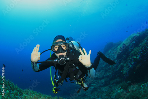 Young woman scuba diving signals okay © Richard Carey