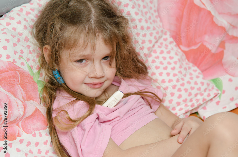 Diseased three year old girl will measure the temperature