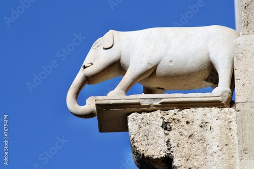 Statua dell'elefante sulla Torre dell'Elefante a Cagliari photo
