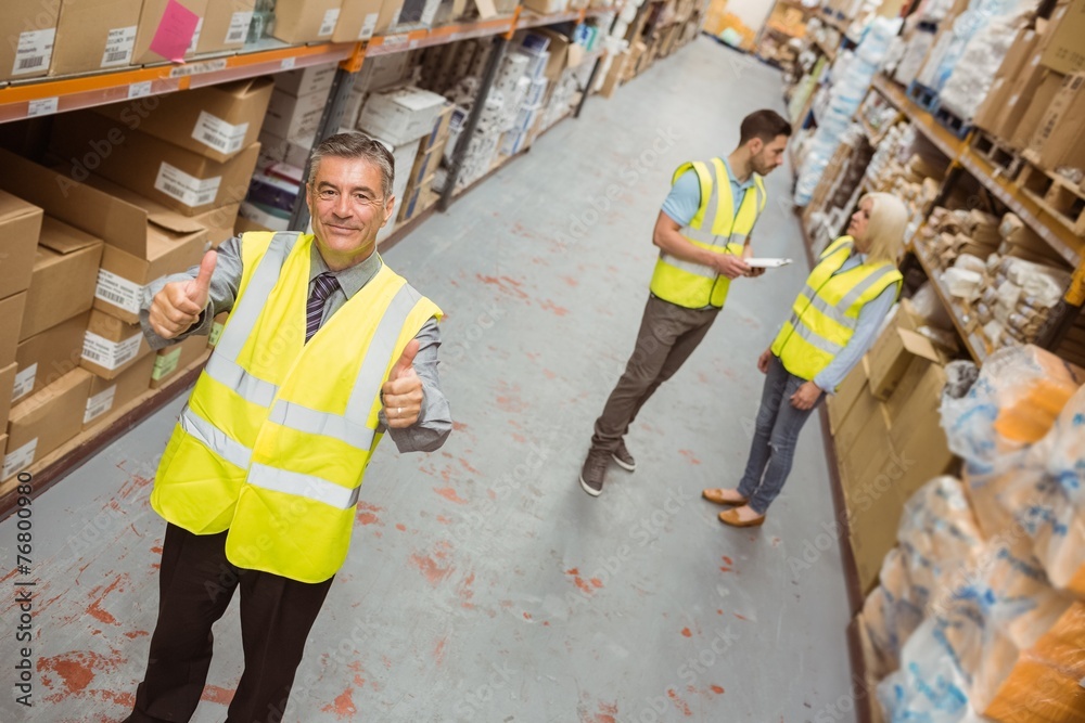 Obraz premium Warehouse manager smiling at camera showing thumbs up