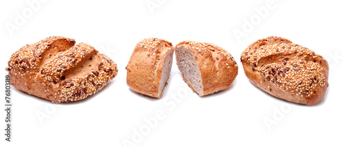 Obraz na płótnie Fresh whole grain bread cut in half on white background w salonie
